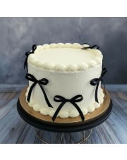 Tort Biały z Kokardkami – Klasyczna Elegancja
